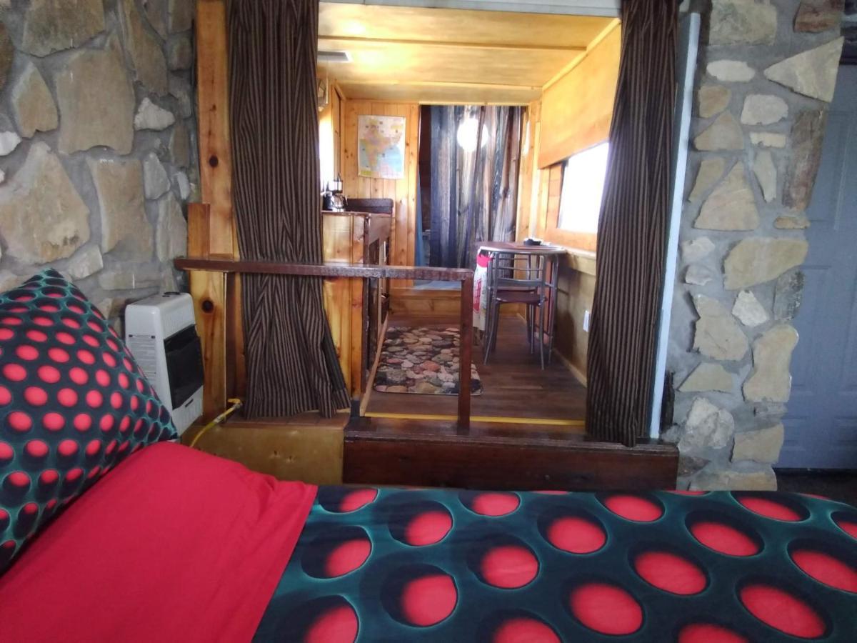 La Loma Del Chivo Llc Stone Cottage Alternative Building マラソン エクステリア 写真