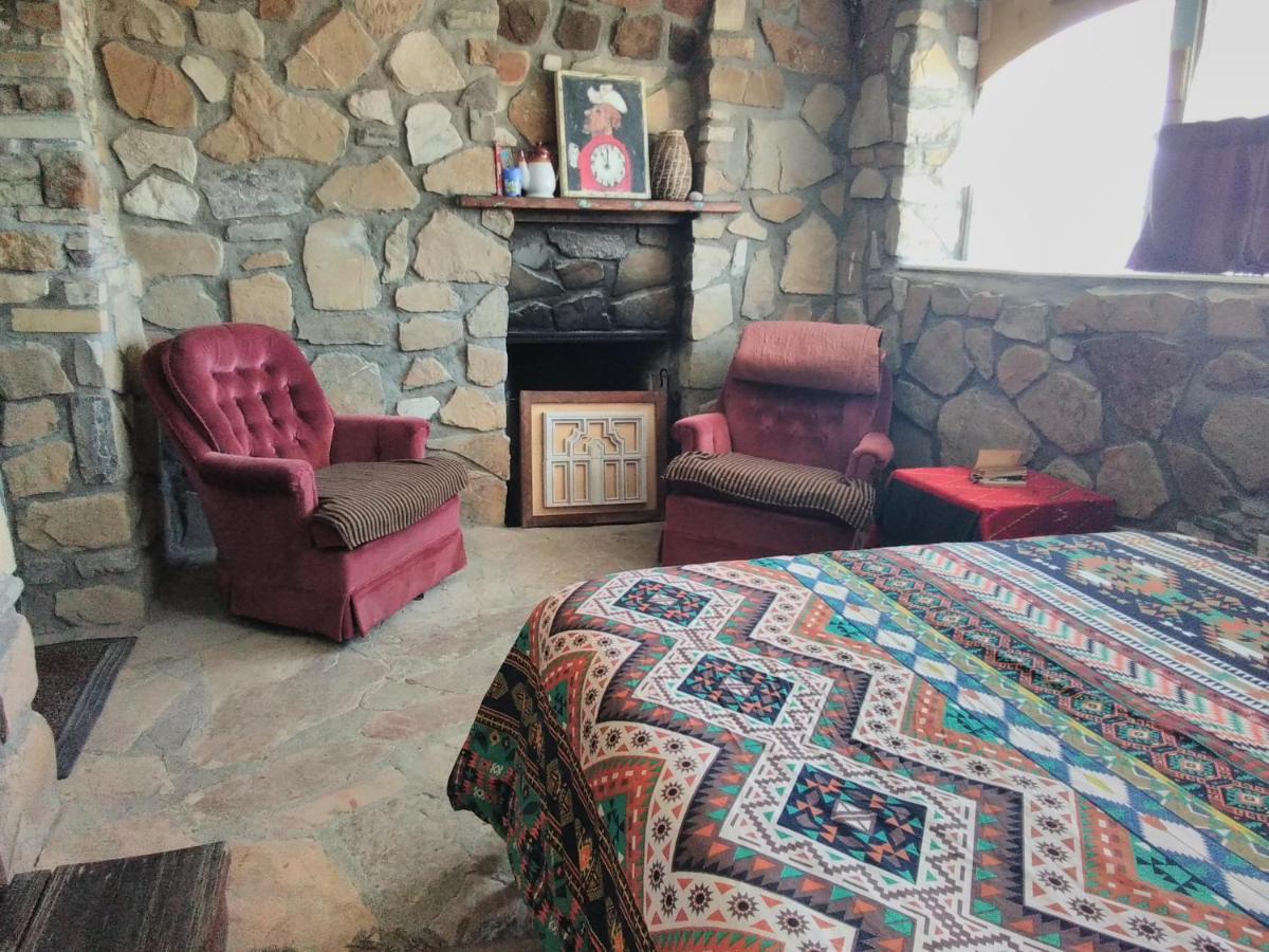 La Loma Del Chivo Llc Stone Cottage Alternative Building マラソン エクステリア 写真