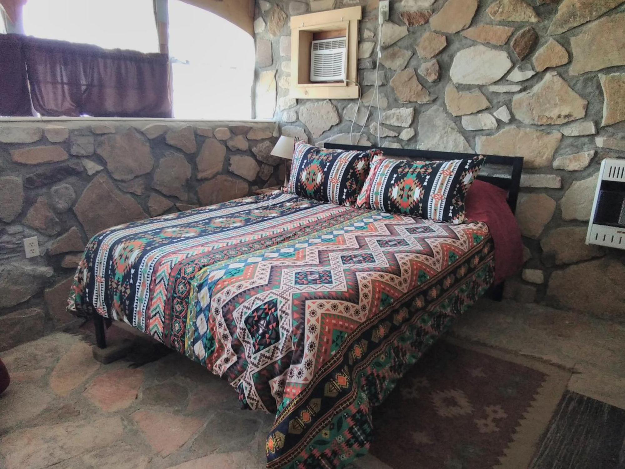 La Loma Del Chivo Llc Stone Cottage Alternative Building マラソン 部屋 写真